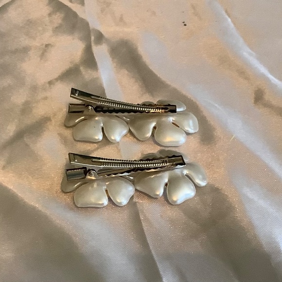 Set of 2 medium pearl flower alligator clips - Picture 3 of 8